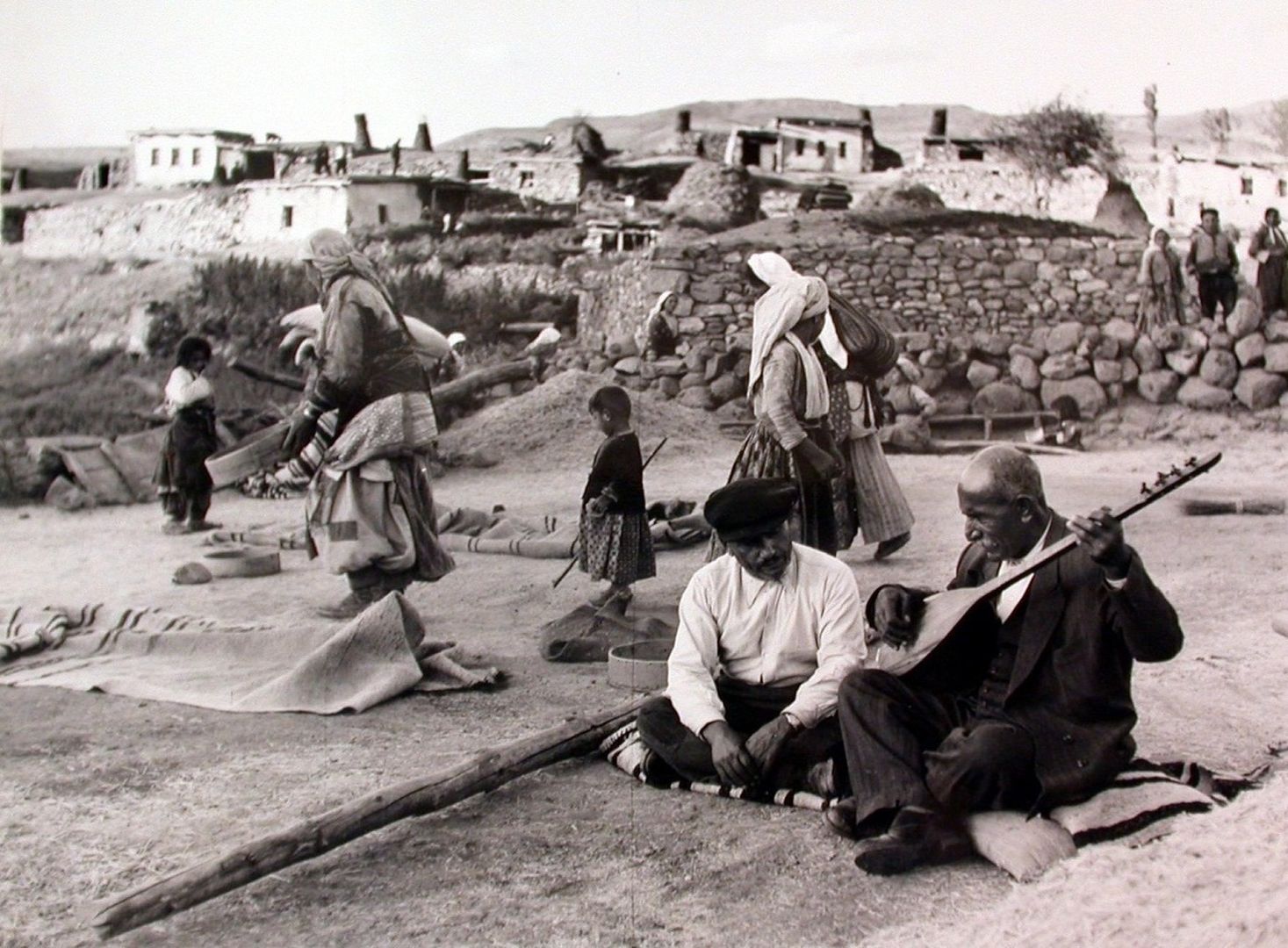 Âşık geleneğini ve sazlı anlatımı temsil eden tarihî fotoğraf